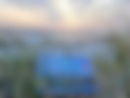 Marketing: Frauen buchen Ferienunterkünfte und Urlaubsreisen